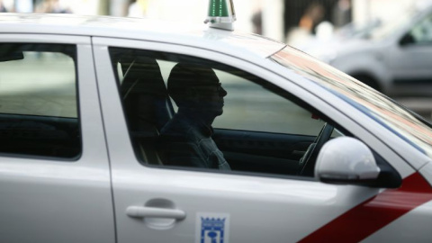 Un taxista espera en una calle de Madrid / EUROPA PRESS - Archivo (EUROPA PRESS) Un taxista espera en una calle de Madrid / EUROPA PRESS - Archivo (EUROPA PRESS)