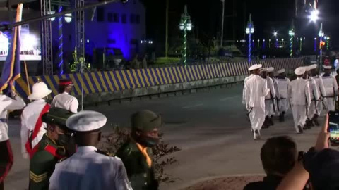 Barbados rompe con los últimos vestigios de colonialismo británico y proclama su primera república Barbados rompe con los últimos vestigios de colonialismo británico y proclama su primera república