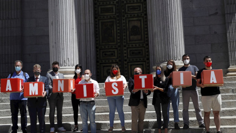 Òmnium Cultural y Amnistia i Llibertat acuden a entregar en el registro firmas para solicitar una Ley de Amnistía para los presos del procés, este lunes, en el Congreso de los Diputados en Madrid.