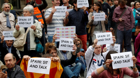 21/10/2019 - Un millar de personas se concentra ante la Delegación del Gobierno para pedir diálogo a Sánchez. / REUTERS - ALBERT GEA 21/10/2019 - Un millar de personas se concentra ante la Delegación del Gobierno para pedir diálogo a Sánchez. / REUTERS - ALBERT GEA
