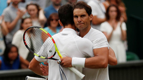 Nadal abraza a Djokovic a la conclusión del partido. (ANDREW BOYERS | EFE) Nadal abraza a Djokovic a la conclusión del partido. (ANDREW BOYERS | EFE)