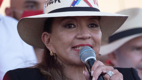 La candidata presidencial hondureña Xiomara Castro, del partido Libertad y Refundación (Libre, izquierda), habla durante el cierre de su campaña, el 20 de noviembre de 2021, en la ciudad de San Pedro Sula (Honduras). La candidata presidencial hondureña Xiomara Castro, del partido Libertad y Refundación (Libre, izquierda), habla durante el cierre de su campaña, el 20 de noviembre de 2021, en la ciudad de San Pedro Sula (Honduras).