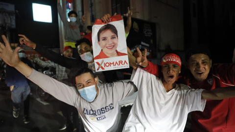 Simpatizantes de la candidata presidencial Xiomara Castro celebran los resultados parciales de las elecciones, a 28 de noviembre de 2021, en Tegucigalpa (Honduras). Simpatizantes de la candidata presidencial Xiomara Castro celebran los resultados parciales de las elecciones, a 28 de noviembre de 2021, en Tegucigalpa (Honduras).