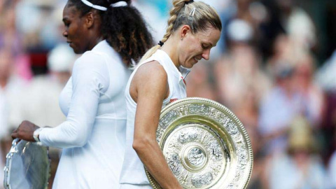 Kerber y Williams con sus respectivos trofeos. (EFE) Kerber y Williams con sus respectivos trofeos. (EFE)