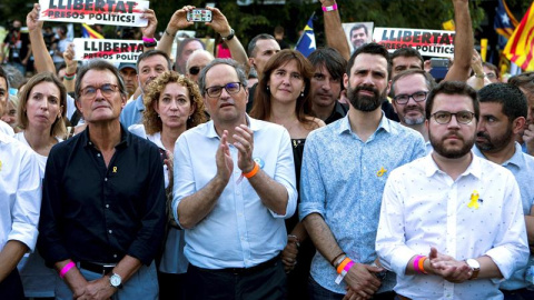 L'ex-president Artur Mas, el president Quim Torra, el vice-president Pere Aragonès i el president del Parlament, Roger Torrent, participen a la manifestació per la llibertat dels presos / EFE Enric Fontcuberta