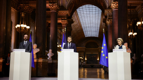 11/03/2022 La presidenta de la Comisión Europea, Ursula Von der Leyen, comparece al término de la cumbre de Versalles junto al presidente del Consejo Europeo, Charles Michel, y el presidente francés, Emmanuel Macron 11/03/2022 La presidenta de la Comisión Europea, Ursula Von der Leyen, comparece al término de la cumbre de Versalles junto al presidente del Consejo Europeo, Charles Michel, y el presidente francés, Emmanuel Macron