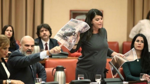 La diputada de Vox Olona enseña imágenes de los disturbios en Catalunya antes de ser expulsada / EUROPA PRESS La diputada de Vox Olona enseña imágenes de los disturbios en Catalunya antes de ser expulsada / EUROPA PRESS