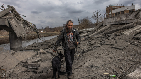 Un hombre con su perro cruza el puente destruido mientras huyen de la ciudad de primera línea de Irpin, región de Kiev (Kiev), Ucrania, 07 de marzo de 2022. Un hombre con su perro cruza el puente destruido mientras huyen de la ciudad de primera línea de Irpin, región de Kiev (Kiev), Ucrania, 07 de marzo de 2022.