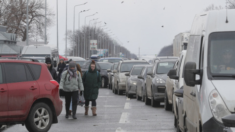 Coches esperan en línea en el cruce fronterizo de Ucrania - Rumania. Coches esperan en línea en el cruce fronterizo de Ucrania - Rumania.