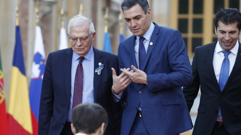 El alto representante de la Unión Europea para Asuntos Exteriores, Josep Borrell y el presidente del Gobierno, Pedro Sánchez, este jueves en Versalles. El alto representante de la Unión Europea para Asuntos Exteriores, Josep Borrell y el presidente del Gobierno, Pedro Sánchez, este jueves en Versalles.