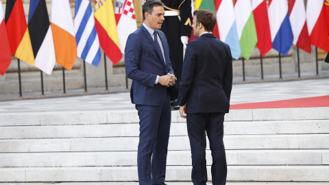 El presidente francés Emmanuel Macron (d) saluda al presidente español, Pedro Sánchez (i) a su llegada a la cumbre de los jefes de Estado y de Gobierno de la Unión Europea en Versalles. El presidente francés Emmanuel Macron (d) saluda al presidente español, Pedro Sánchez (i) a su llegada a la cumbre de los jefes de Estado y de Gobierno de la Unión Europea en Versalles.