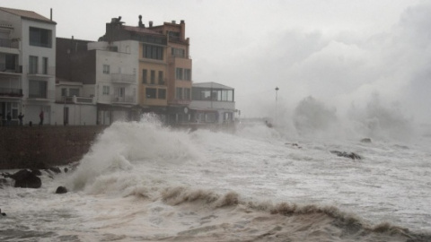 Temporal en L'Escala (Girona) en foto de archivo./ Peter Townsend (EFE) Temporal en L'Escala (Girona) en foto de archivo./ Peter Townsend (EFE)