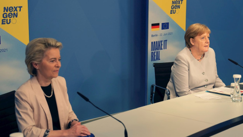 La presidenta de la Comisión Europea, Ursula von der Leyen, junto a la canciller alemana, Angela Merkel, durante una reunión en Berlín este martes. La presidenta de la Comisión Europea, Ursula von der Leyen, junto a la canciller alemana, Angela Merkel, durante una reunión en Berlín este martes.
