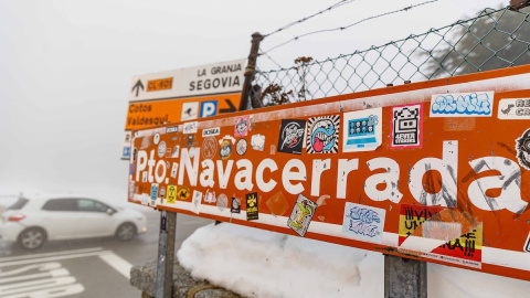 Un cartel indica la llegada al Puerto de Navacerrada, a 1 de diciembre de 2021, en Cercedilla, Madrid. Un cartel indica la llegada al Puerto de Navacerrada, a 1 de diciembre de 2021, en Cercedilla, Madrid.
