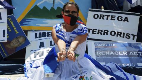La activista Carolina Sédiles, de la Coalición por la Libertad de Nicaragua, protesta frente a la sede de la Organización de Estados Americanos (OEA), el 15 de junio en Washington ante la oleada represiva en Nicaragua. La activista Carolina Sédiles, de la Coalición por la Libertad de Nicaragua, protesta frente a la sede de la Organización de Estados Americanos (OEA), el 15 de junio en Washington ante la oleada represiva en Nicaragua.