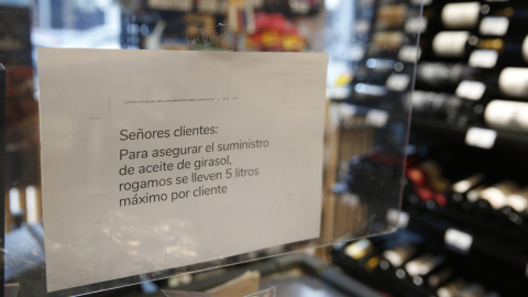 Un comercio de Madrid cuelga un cartel para racionar las compras de aceite de girasol ante el riesgo de escasez. Un comercio de Madrid cuelga un cartel para racionar las compras de aceite de girasol ante el riesgo de escasez.