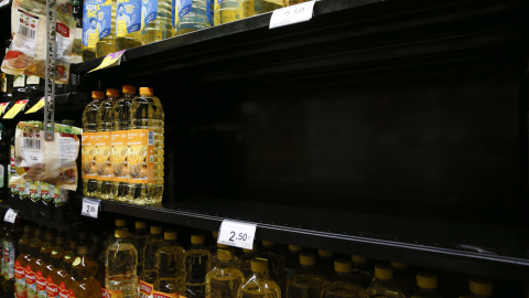 Una estantería de un comercio de Madrid, casi vacía por la escasez de aceite de girasol. Una estantería de un comercio de Madrid, casi vacía por la escasez de aceite de girasol.