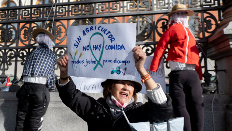 Una mujer con un cartel en el que se lee: 'Sin agricultor no hay comida' durante una concentración de agricultores y exportadores de naranjas, frente al Ministerio de Agricultura, a 24 de noviembre de 2021, en Madrid, (España). Una mujer con un cartel en el que se lee: 'Sin agricultor no hay comida' durante una concentración de agricultores y exportadores de naranjas, frente al Ministerio de Agricultura, a 24 de noviembre de 2021, en Madrid, (España).