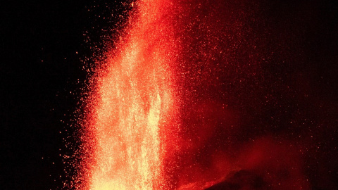 La nueva boca del volcán de Cumbre Vieja en la isla de La Palma ha iniciado este miércoles una nueva fase de explosividad. La nueva boca del volcán de Cumbre Vieja en la isla de La Palma ha iniciado este miércoles una nueva fase de explosividad.