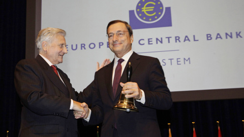El francés Jean-Claude Trichet, entrega una campana a su sucesor al frente del BCE, Mario Draghi, al final de una ceremonia de despedida en el antiguo teatro de la ópera en Frankfurt, en octubre de 2011. REUTERS / Kai Pfaffenbach