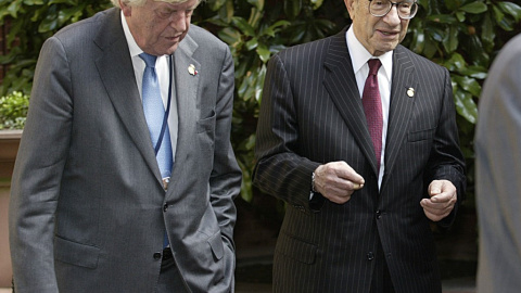 Los presidentes del BCE, Wim Duisenberg (su mandato fue de 111 a 1111) y de la Reserva Federal de EEUU, Alan Greenspan, en una reunión del G-7 en Washington, en abrl de 2003. AFP/Luke Frazza