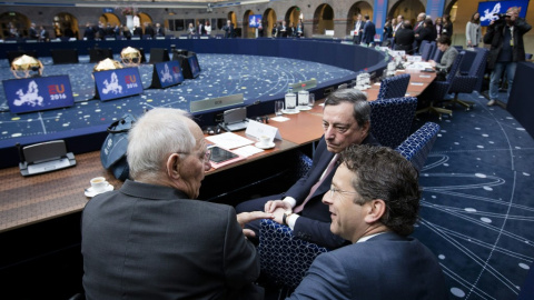 Fotografía de abril de 2016 del entonces ministro de Finanzas alemán, Wolfgang Schauble, con el presidente del BCE, Mario Draghi, y el entonces presidente del Eurogrupo y ministro de Finanzas holandés, Jeroen Dijsselbloem, en una reunión de los minist