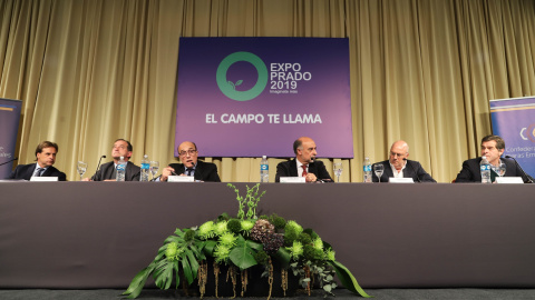 04.09.19 - El candidato presidencial uruguayo Luis Lacalle Pou (Derecha a Izquierda), Guido Manini Ríos, Daniel Martínez, Pablo Mieres, Edgardo Novic y Ernesto Talvi asisten a un diálogo en la Expo Prado 2019. Foto: Mauricio Zina / SOPA Images a travé 04.09.19 - El candidato presidencial uruguayo Luis Lacalle Pou (Derecha a Izquierda), Guido Manini Ríos, Daniel Martínez, Pablo Mieres, Edgardo Novic y Ernesto Talvi asisten a un diálogo en la Expo Prado 2019. Foto: Mauricio Zina / SOPA Images a travé