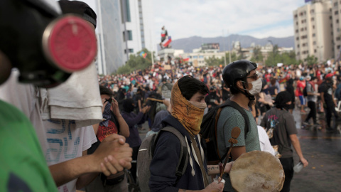 Manifestantes durante una marcha en Santiago. - REUTERS Manifestantes durante una marcha en Santiago. - REUTERS