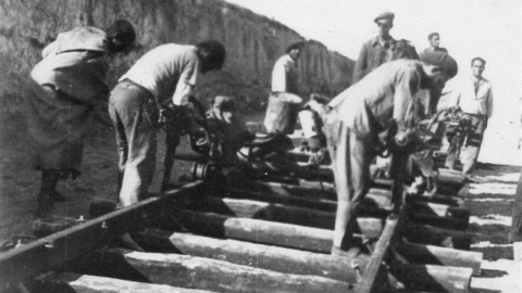 -Presos trabajando en la construcción del ferrocarril Transahariano entre 1940 y 1943, miles de republicanos españoles fueron recluidos por la Francia de Vichy en campos de concentración en Marruecos y Argelia para construir el ferrocarril Transaharian -Presos trabajando en la construcción del ferrocarril Transahariano entre 1940 y 1943, miles de republicanos españoles fueron recluidos por la Francia de Vichy en campos de concentración en Marruecos y Argelia para construir el ferrocarril Transaharian