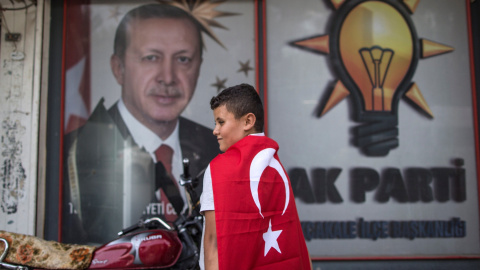 Un niño con una bandera turca frente a un retrato del presidente Recep Tayyip Erdogan cerca de la frontera siria, en el Sanliurfa, el distrito de Akcakale. EFE / EPA / ERDEM SAHIN Un niño con una bandera turca frente a un retrato del presidente Recep Tayyip Erdogan cerca de la frontera siria, en el Sanliurfa, el distrito de Akcakale. EFE / EPA / ERDEM SAHIN