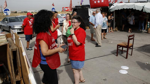 Trabajadores afectados por el ERE de Coca-Cola en el campamento instalado en Fuenlabrada, de donde temen ser desalojados cuando asistan hoy al curso de formación al que les obliga la empresa.- EFE Trabajadores afectados por el ERE de Coca-Cola en el campamento instalado en Fuenlabrada, de donde temen ser desalojados cuando asistan hoy al curso de formación al que les obliga la empresa.- EFE