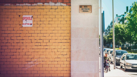 Calle dedicada a las Trece Rosas en Santiago. / MARÍA NOVAS