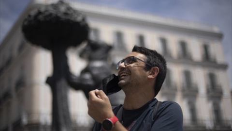 Un hombre se quita la mascarilla en la Puerta del Sol, a 18 de junio de 2021, en Madrid (España). Un hombre se quita la mascarilla en la Puerta del Sol, a 18 de junio de 2021, en Madrid (España).