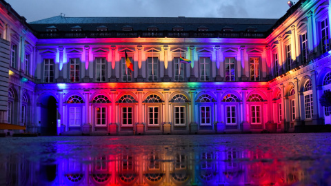 Fachada del Palacio Egmont iluminada por la bandera LGBTQ+ para conmemorar el Día Internacional contra la Homofobia. Fachada del Palacio Egmont iluminada por la bandera LGBTQ+ para conmemorar el Día Internacional contra la Homofobia.