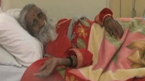 Científicos indios investigan a un hombre que dice llevar 70 años sin comer ni beber Científicos indios investigan a un hombre que dice llevar 70 años sin comer ni beber