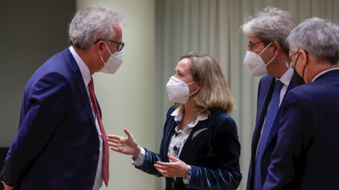 La vicepresidenta de Asuntos Económicos, Nadia Calviño, conversa con el ministro de Finanzas de Luxemburgo, Pierre Gramegna, en presencia del comisario de Economía, Paolo Gentiloni, y el ministro italiano Daniele Franco, antes del inicio de la reunión La vicepresidenta de Asuntos Económicos, Nadia Calviño, conversa con el ministro de Finanzas de Luxemburgo, Pierre Gramegna, en presencia del comisario de Economía, Paolo Gentiloni, y el ministro italiano Daniele Franco, antes del inicio de la reunión