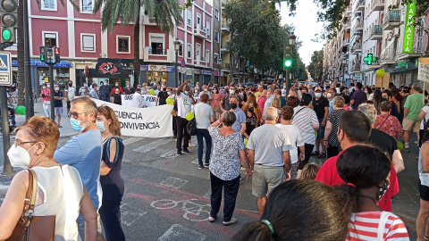 Desenes de veïns van mobilitzar-se a Orriols contra la inseguretat d'aquest barri valencià.