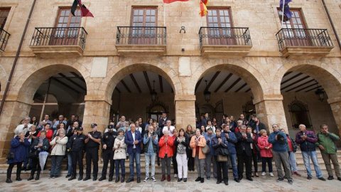 Imagen de la concentración en el Ayuntamiento de Dénia (Alicante) , que decreta un día de luto, en repulsa al crimen machista de una mujer de 44 años. - EFE Imagen de la concentración en el Ayuntamiento de Dénia (Alicante) , que decreta un día de luto, en repulsa al crimen machista de una mujer de 44 años. - EFE