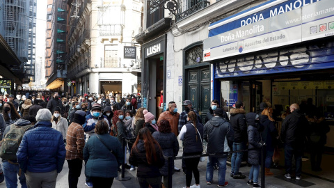 Vista de la cola para comprar lotería de Navidad en Doña Manolita en la calle del Carmen en Madrid el pasado domingo. Vista de la cola para comprar lotería de Navidad en Doña Manolita en la calle del Carmen en Madrid el pasado domingo.