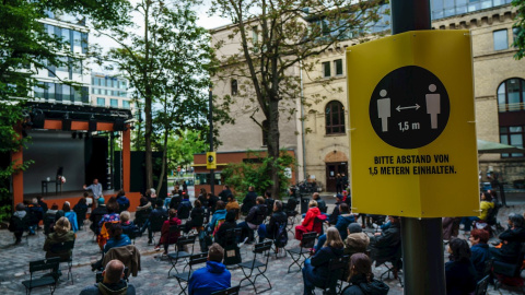 Espectadores presencian una puesta en escena al aire libre de la compañía de teatro Berliner Ensemble en Berlín. Espectadores presencian una puesta en escena al aire libre de la compañía de teatro Berliner Ensemble en Berlín.