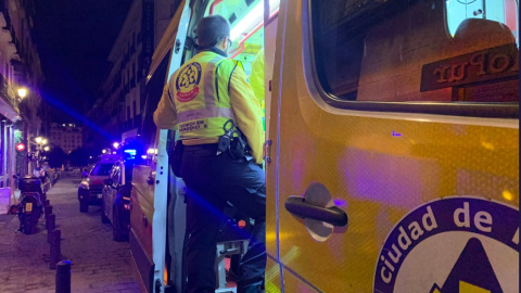 El SAMUR atiende a dos heridos por arma blanca. / Emergencias Madrid El SAMUR atiende a dos heridos por arma blanca. / Emergencias Madrid