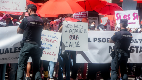 Varias personas con pancartas y paraguas rojos, frente a la policía, protestan durante una concentración, en la sede del PSOE en calle Ferraz, a 2 de junio de 2022, en Madrid (España). Varias personas con pancartas y paraguas rojos, frente a la policía, protestan durante una concentración, en la sede del PSOE en calle Ferraz, a 2 de junio de 2022, en Madrid (España).