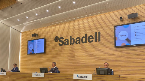 El consejero delegado de Banco Sabadell, César González-Bueno (c), en la presentación del nuevo plan estratégico de la entidad. El consejero delegado de Banco Sabadell, César González-Bueno (c), en la presentación del nuevo plan estratégico de la entidad.