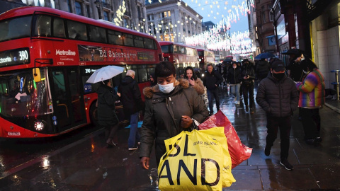 Vista de ciudadanos paseando por Londres el martes 7 de diciembre de 2021. Vista de ciudadanos paseando por Londres el martes 7 de diciembre de 2021.
