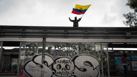 Un manifestante sostiene una bandera colombiana en Bogotá Un manifestante sostiene una bandera colombiana en Bogotá