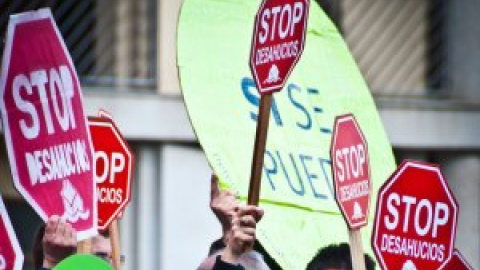 Alrededor de 300 personas se concentran en Barcelona tras el suicidio de un hombre al que iban a desahuciar Alrededor de 300 personas se concentran en Barcelona tras el suicidio de un hombre al que iban a desahuciar
