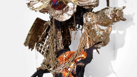 'Ghettoblaster Headdress', de Guadalupe Maravilla, propiedad del Museo Reina Sofía.