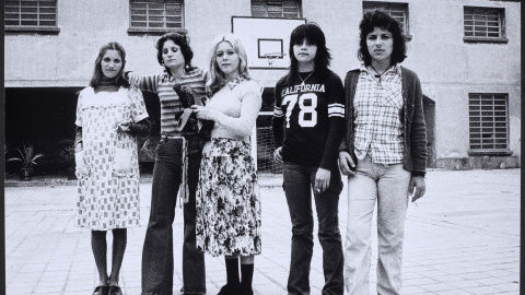 Un grup de preses miren a la càmera al pati de la presó. Un grup de preses miren a la càmera al pati de la presó.