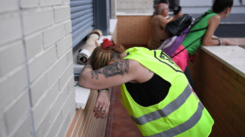 Una vecina durante un desahucio en Madrid. Una vecina durante un desahucio en Madrid.