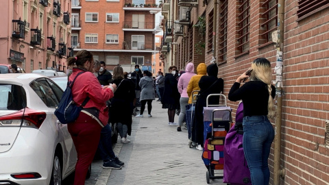 Fila de personas, en su mayoría mujeres, que esperan su turno para entrar en Cáritas, en Madrid. - EFE Fila de personas, en su mayoría mujeres, que esperan su turno para entrar en Cáritas, en Madrid. - EFE